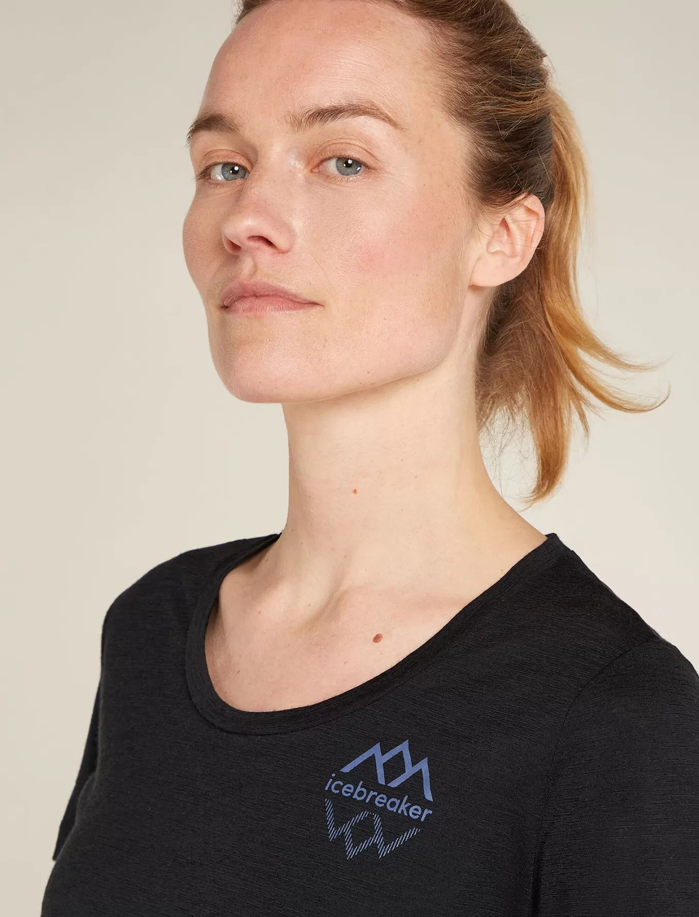 Store Icebreaker Merino 150 Tech Lite T-Shirt mit U-Ausschnitt IB Logo Reflections Damen Black